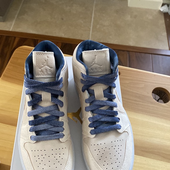 Jordan 1 Mid SE - Picture 4 of 8